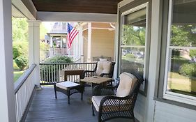 Historic Home With Outdoor Hot Tub Near Downtown In Public Transportation Hub